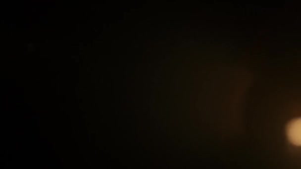 在黑色的背景上相框 明亮的孟加拉火闪耀 创造一个美好的 温暖的光芒 平稳的过渡和梯度 用于屏幕保护程序 宏观射门 — 图库视频影像