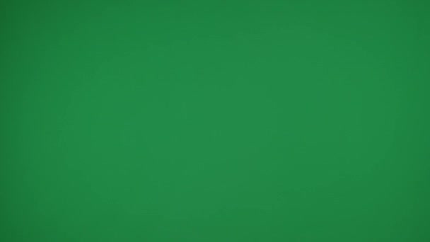 Кадрі Зеленому Тлі Хроматична Чоловіча Рука Яка Тримає Тримає Пластикову — стокове відео