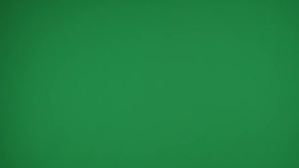 緑色の背景のフレームには 木製の棒に2つのロリポップを保持する目立ったマニキュアを持つ染色体の女性の手 明るく彩られています これはあなたの広告が可能である場所です — ストック動画