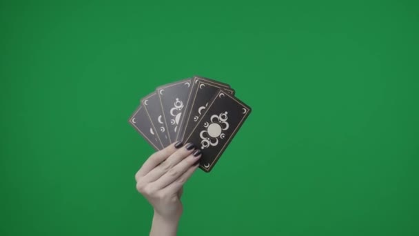 Emoldurado Num Fundo Verde Cromado Uma Mão Mulher Com Uma — Vídeo de Stock
