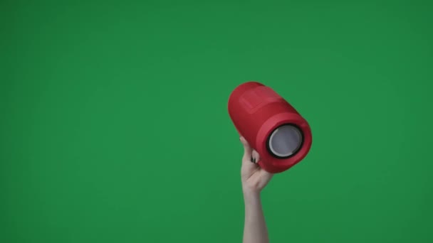 Keretezve Zöld Háttérrel Egy Egy Piros Hordozható Hangszórót Tart Kezében — Stock videók