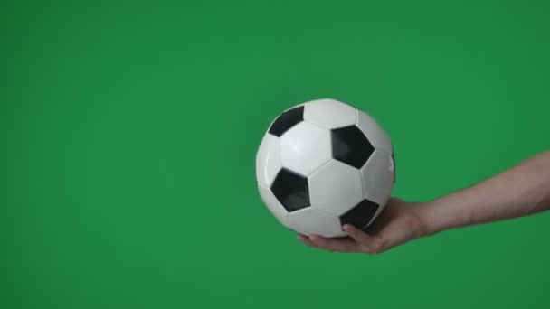 Крупним Планом Знімок Зеленому Тлі Жіноча Рука Тримає Футбольний Долоні — стокове відео