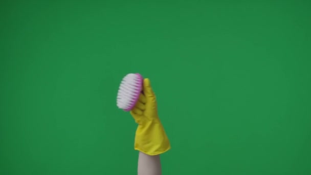 Närbild Grön Bakgrund Kvinna Manikyrerad Hand Håller Bit Papper Form — Stockvideo