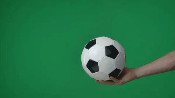 Nærbilde Grønn Bakgrunn Kvinnelig Hånd Holder Fotballball Håndflaten Den Oppblåsbar – stockfoto