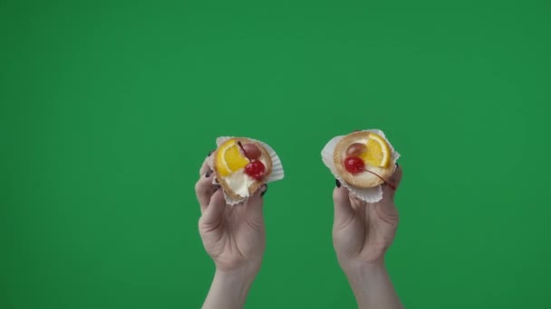 緑色の染色体の背景をクローズアップ ショットの女性は 彼女の手だけが見える 彼女は新鮮な果物と果実の美しい装飾でケーキを保持しています アペタイジング — ストック動画