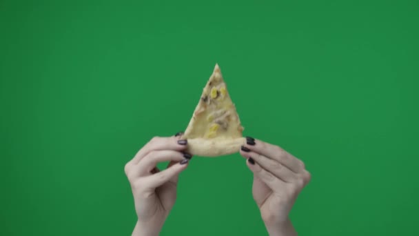 Zavřít Záběr Zeleném Pozadí Chromakey Ženská Ruka Drží Kousek Pizzy — Stock video