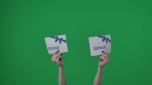 Хромосома Зеленому Тлі Жіноча Рука Манікюром Має Подарунковий Сертифікат Щось — стокове відео