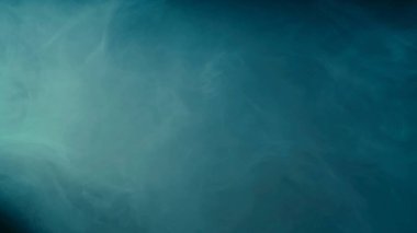 Mavi neon ışıkta soyut atmosferik duman. Siyah arka planda renkli duman, nargile, tütün, araba dumanı, fotoğraf çekimi veya başka bir atmosfer yaratmak için uygun