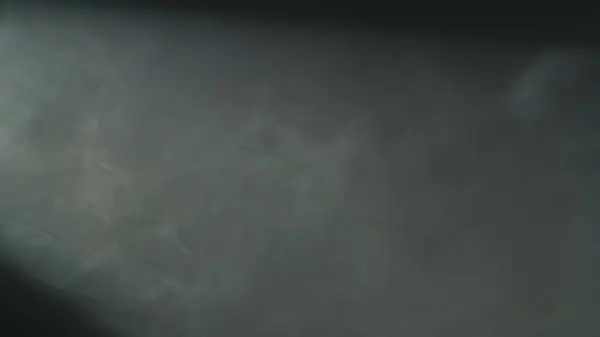 Tiheä Pörröinen Savu Sumua Valokeilassa Studiossa Mustalla Pohjalla Abstrakteja Savupilviä — kuvapankkivalokuva