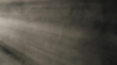 Yoğun gri duman bulutu ve siyah arka planda toz parçacıkları. Doku ve soyut sanat HDR BT2020 HLG Materyal