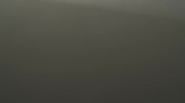 Yoğun gri sis, sis. Buhar, sis ve dumanın etkili dokusu. Doku ve soyut sanat. Yavaş çekim HDR BT2020 HLG Malzemesi