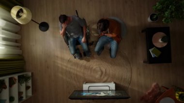 Günbatımında birlikte televizyon izleyen homoseksüel bir çiftin en iyi görüntüsü. Her ikisi de korku filminden korkuyor, yüzlerini kapatıyorlar. Adamlardan biri tekerlekli sandalye kullanıyor LGBT, gurur, sakatlık..