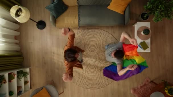 同性愛者 バイセクシャル パノラル トランスジェンダーのカップルが部屋の真ん中に飛び出し 自由を奨励するLgbtの旗を掲げている 教育内容 プライド — ストック動画