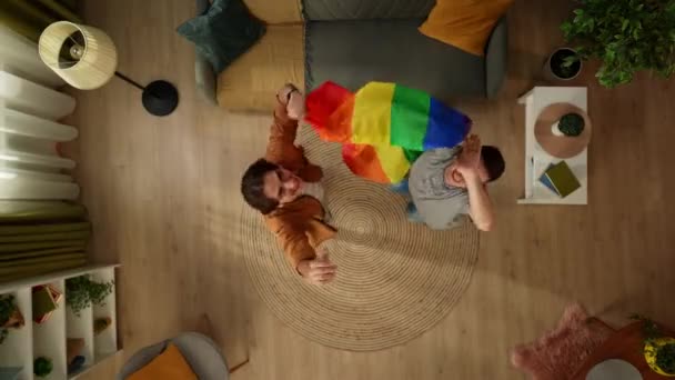 Фото Гомосексуальной Бисексуальной Пансексуальной Трансгендерной Пары Прыгающей Середине Комнаты Флагом — стоковое видео