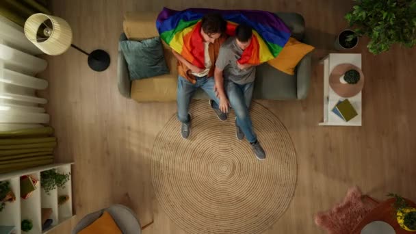 동성애 양성애 팬섹스 트랜스젠더 커플이 소파에 자유와 자부심을 장려하기 성소수자 — 비디오