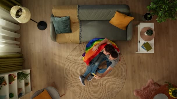 바닥에 자유를 Lgbt 깃발에 스마트폰에 셀카를 동성애 커플의 자부심 — 비디오