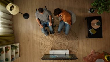 Homoseksüel bir çiftin en iyi görüntüsü. Birlikte TV 'de bir korku filmi izliyorlar. Adamlardan birinin hareket sorunu var ve tekerlekli sandalye kullanıyor. LGBT, gurur, engellilik, eğitim içeriği.