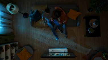 Eşcinsel bir çiftin kanepede oturup birlikte televizyon izlediği en iyi görüntü. İçlerinden biri korku filminden korkuyor, partnerleri de onları rahatlatmaya çalışıyor. LGBT, eşitlik, gurur.