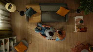 Engelli bir yetişkini getiren bir kadının en iyi görüntüsü. Alışveriş yaptıktan sonra tekerlekli sandalyede hareket sorunu olan bir adam. Özürlülük, bağımsızlık ve kapsama ile mutlu yaşamak.