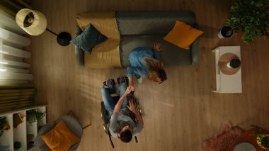 Engelli bir çiftin birlikte vakit geçirmesinin en iyi görüntüsü. Tekerlekli sandalyedeki bir adam, görme engelli bir kadının koltuğa oturmasına yardım eder. Özürlülük, bağımsızlık ve kapsama ile mutlu yaşamak.