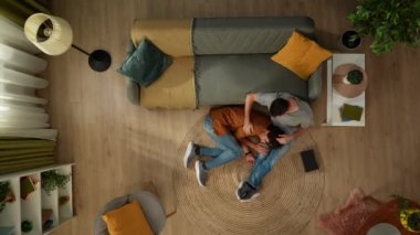 Homoseksüel bir çiftin birlikte vakit geçirdiği en iyi görüntü. Bir tanesi partnerinin kucağında yatıyor. Adamların hepsi birbiriyle konuşuyor. LGBT, eşitlik, eğitim içeriği, gurur.