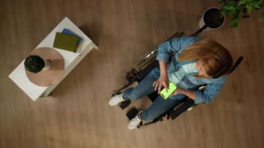 Üst Manzara, tekerlekli sandalyede oturan, reklam alanı olan akıllı bir telefon kullanan, hareket kabiliyetini yitirmiş bir kadını çekti. Çalışma alanı onu taklit etti, hızla yaklaşıp yakınlaştı. Engellilik, kapsayıcılık.
