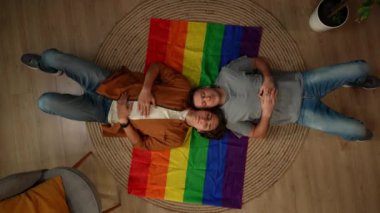 Homoseksüel, biseksüel, panseksüel, transseksüel bir çiftin LGBT bayrağının üzerinde yatıp, kameraya gözlerini açıp gülümseyerek aşkı, eşitliği, özgürlüğü teşvik edişinin en üst görüntüsü. Eğitim içeriği