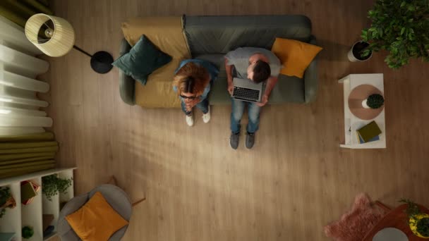 Gambar Terbaik Dari Seorang Pria Duduk Sofa Dengan Pasangannya Seorang — Stok Video