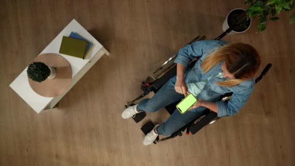 Pohled Shora Zastřelil Ženu Sníženou Pohyblivostí Která Sedí Invalidním Vozíku — Stock video