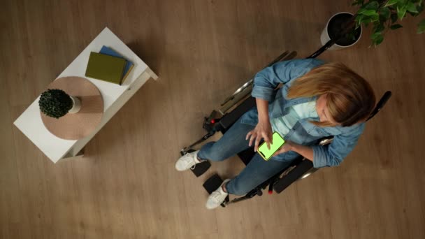 Vista Superior Disparó Una Mujer Con Discapacidad Movilidad Sentada Una — Vídeos de Stock