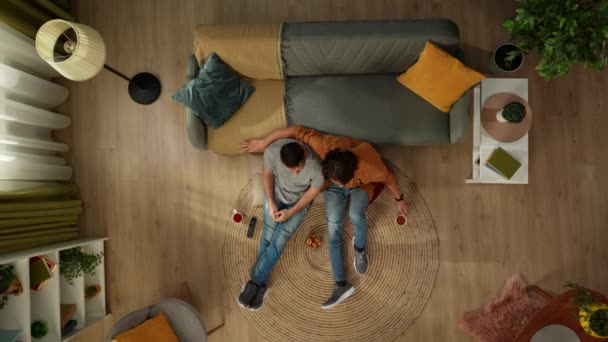 집에서 동성애 커플의 그들은 바닥에 앉아서 Tv를 간식을 무엇을 선택하고 — 비디오