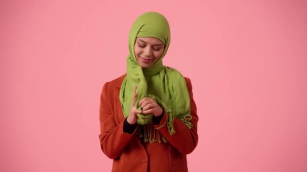 Średniej Wielkości Odosobniony Filmik Rejestrujący Atrakcyjną Młodą Kobietę Hidżabie Zdejmuje — Wideo stockowe