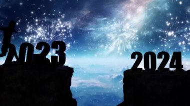 Uçurum 2024 'te bir adam havai fişeklerin arka planına taş atarak uçurumdan atlıyor. Yeni yıl konsepti. Hoş geldin 2024. İnsanlar 2024 yılına giriyor, yaratıcı fikir.