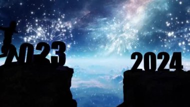 Uçurum 2024 'te bir adam havai fişeklerin arka planına taş atarak uçurumdan atlıyor. Yeni yıl konsepti. 2023 sonsuzluğa düşer. Hoş geldin 2024. İnsanlar 2024 yılına giriyor, yaratıcı fikir.