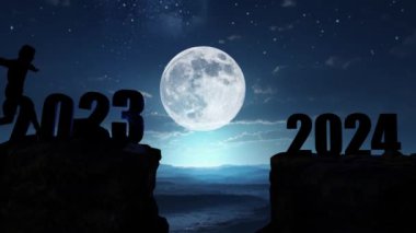 Uçurum 2024 'te kayalıkların üzerinden gece gökyüzü ve ayın zemininde taşlarla atlayan bir adam. Yeni yıl konsepti. 2023 sonsuzluğa düşer. Hoş geldin 2024. İnsanlar 2024 yılına giriyor