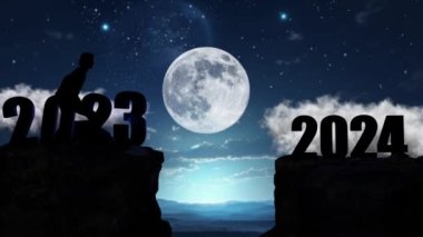 Uçurum 2024 'te kayalıkların üzerinden gece gökyüzü ve ayın zemininde taşlarla atlayan bir adam. Yeni yıl konsepti. 2023 sonsuzluğa düşer. Hoş geldin 2024. İnsanlar 2024 yılına giriyor