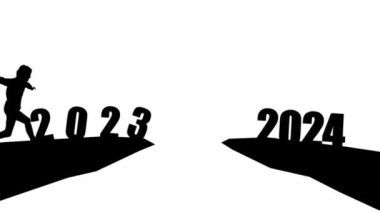 Siluet uçurumun üzerinden taşlarla 2024 uçurumuna atlıyor. Yeni yıl konsepti. 2023 sonsuzluğa düşer. Hoş geldin 2024. İnsanlar 2024 yılına giriyor, yaratıcı fikir.