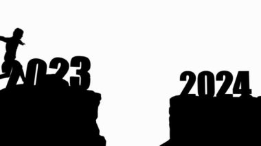 Siluet uçurumun üzerinden taşlarla 2024 uçurumuna atlıyor. Yeni yıl konsepti. 2023 sonsuzluğa düşer. Hoş geldin 2024. İnsanlar 2024 yılına giriyor, yaratıcı fikir.