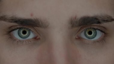 Genç bir adamın makro şutu. Cihazların uzun süre kullanılmasından dolayı büyümüş gözbebekleri. Kuru göz sendromu. Sağlık kavramı