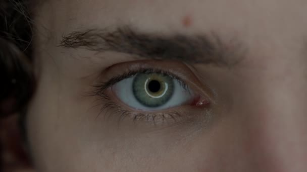 Глаз Молодого Человека Макро Выстрелом Увеличенные Зрачки Благодаря Длительному Использованию — стоковое видео