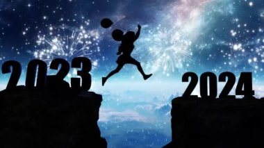 Küçük kız uçurumun kenarından havai fişeklerin önünde taşlarla atlıyor. Yeni yıl konsepti. Hoş geldin 2024. İnsanlar 2024 yılına giriyor, yaratıcı fikir.