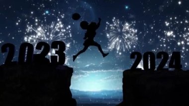 Küçük kız uçurumun kenarından havai fişeklerin önünde taşlarla atlıyor. Yeni yıl konsepti. Hoş geldin 2024. İnsanlar 2024 yılına giriyor, yaratıcı fikir.