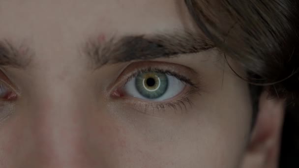 Oko Młodego Mężczyzny Strzał Makro Mężczyzna Mruga Zwilżającym Okiem Zespół — Wideo stockowe