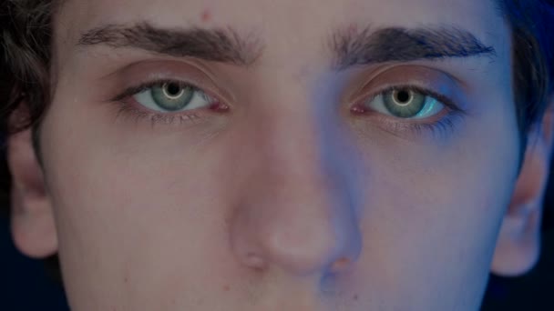 Глаза Молодого Человека Макро Выстрелом Синий Свет Смартфона Экран Компьютера — стоковое видео