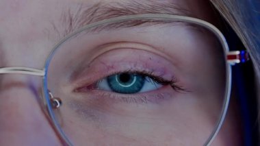 Gözlüklü makro shot kullanan bir kadının gözü. Vizyon düzeltmesi. Zayıf görme.