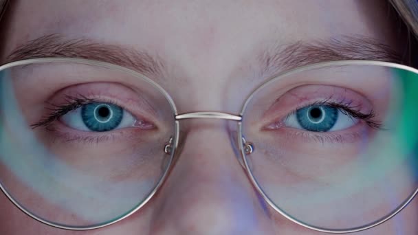 Ögonen Kvinna Med Makroglasögon Ljuset Från Laptopen Eller Datorn Reflekteras — Stockvideo