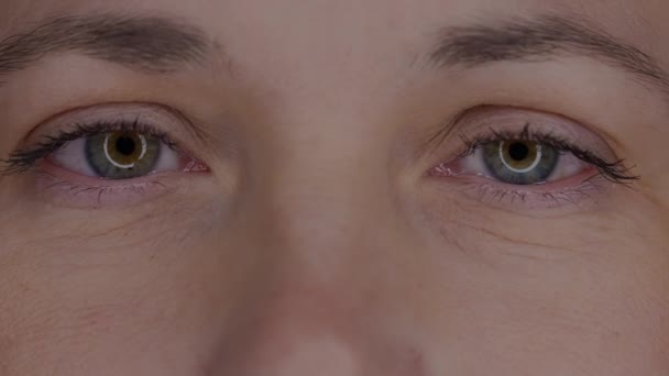 Oczy Młodej Kobiety Strzał Makro Poszerzone Źrenice Względu Długotrwałe Stosowanie — Wideo stockowe