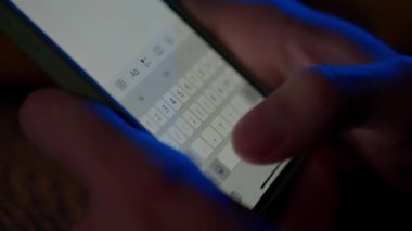 Akıllı telefonlu bir mesaj. Telefonla mesaj atan bir adam. Dijital anlık mesajlaşma sohbeti. Klavye ve parmak yazmanın makro görüntüsü. Kız arkadaşınla ya da arkadaşınla konuş