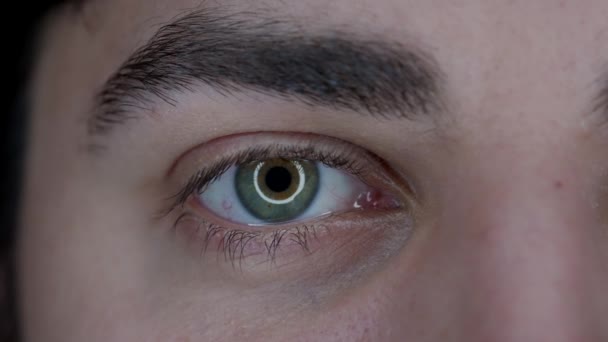 Genç Bir Adamın Gözü Makro Atış Cihazların Uzun Süre Kullanılmasından — Stok video