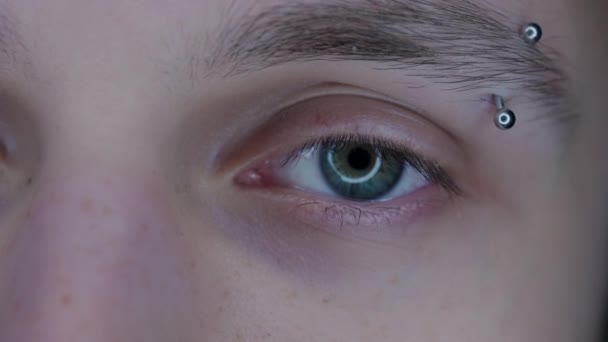 Oko Młodego Faceta Przekłuwającymi Brwiami Poszerzone Źrenice Względu Długotrwałe Stosowanie — Wideo stockowe